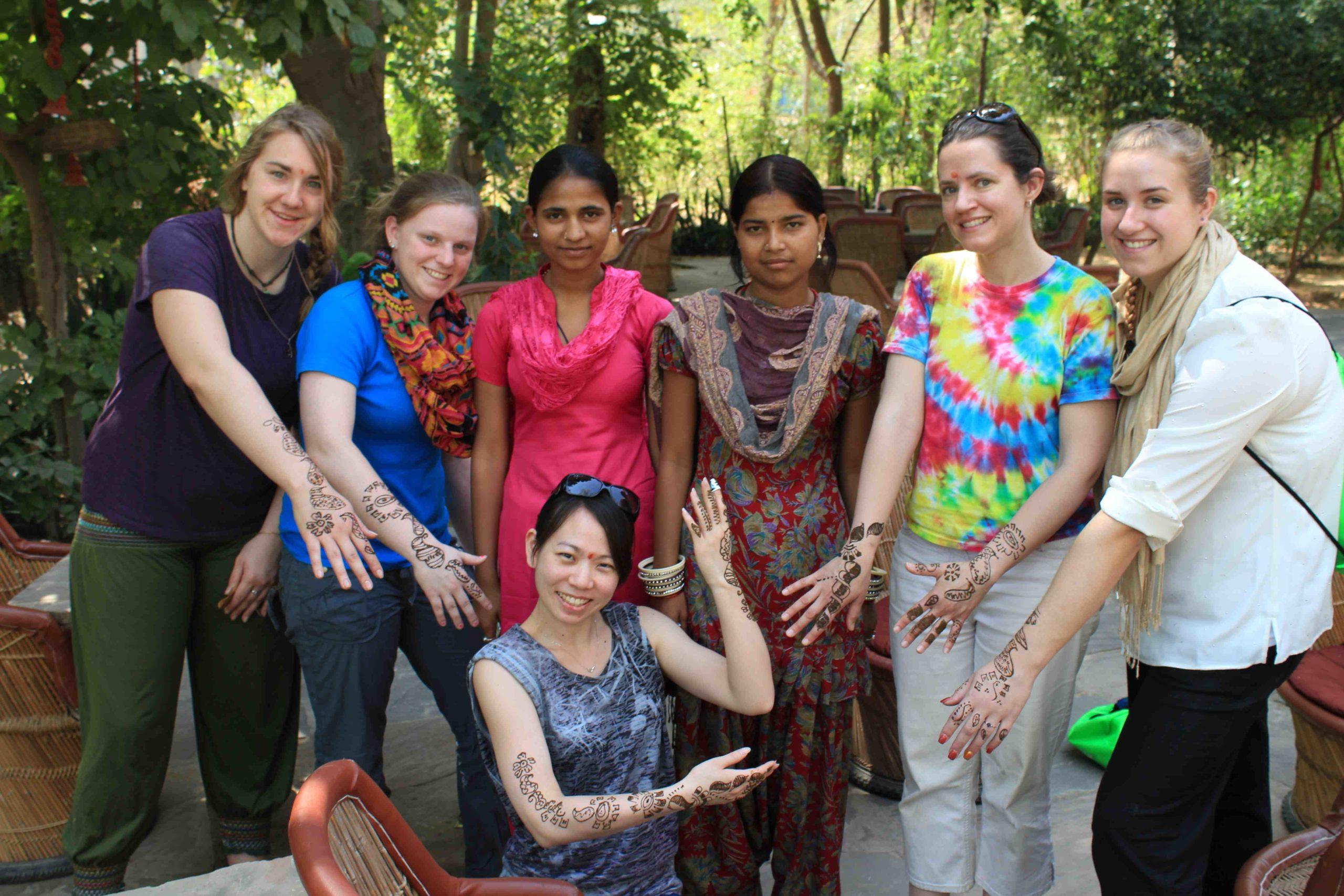 学生们在印度游学期间展示他们的指甲花纹身