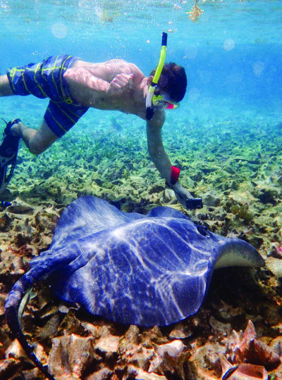 一个学生在去伯利兹的学习旅行中去浮潜