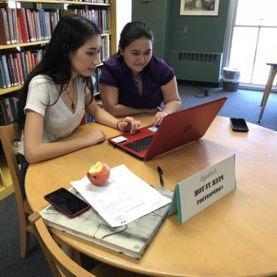 两名女学生在最佳滚球投注网站图书馆学习