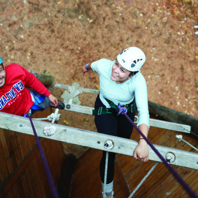 Female student tackles 最佳滚球投注网站's ropes course